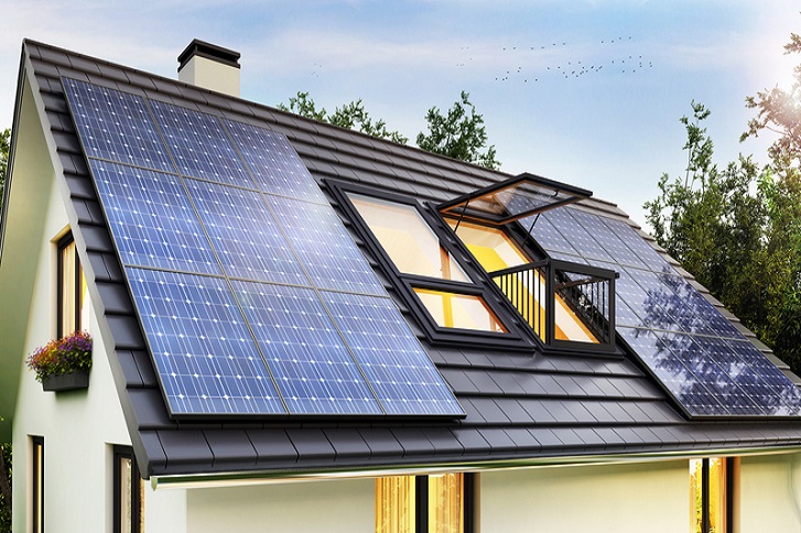panele słoneczne na dachu domu
